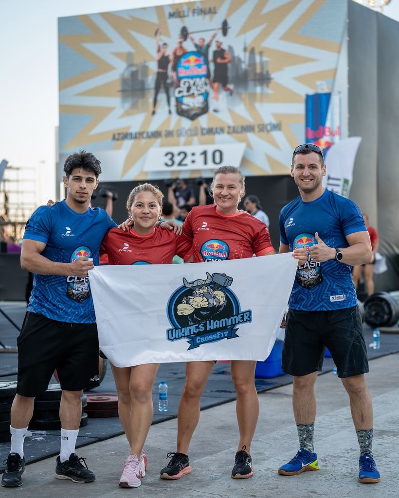 Vikings Hammer komandası bayraqla